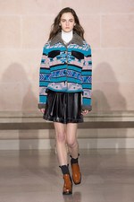 ルイ・ヴィトン 2017-18年秋冬コレクション - ルーブル美術館内で文化の融合を詩的に表現｜写真17