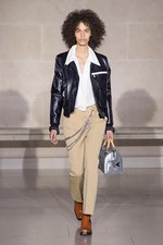 ルイ・ヴィトン 2017-18年秋冬コレクション - ルーブル美術館内で文化の融合を詩的に表現｜写真18