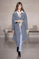 ルイ・ヴィトン 2017-18年秋冬コレクション - ルーブル美術館内で文化の融合を詩的に表現｜写真19