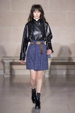 ルイ・ヴィトン 2017-18年秋冬コレクション - ルーブル美術館内で文化の融合を詩的に表現｜写真22