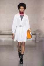 ルイ・ヴィトン 2017-18年秋冬コレクション - ルーブル美術館内で文化の融合を詩的に表現｜写真23