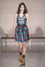 ルイ・ヴィトン 2017-18年秋冬コレクション - ルーブル美術館内で文化の融合を詩的に表現｜写真26