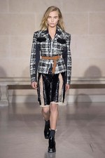 ルイ・ヴィトン 2017-18年秋冬コレクション - ルーブル美術館内で文化の融合を詩的に表現｜写真29