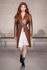 ルイ・ヴィトン 2017-18年秋冬コレクション - ルーブル美術館内で文化の融合を詩的に表現｜写真30