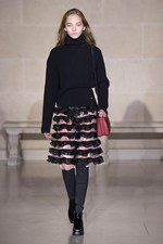 ルイ・ヴィトン 2017-18年秋冬コレクション - ルーブル美術館内で文化の融合を詩的に表現｜写真31