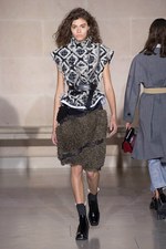 ルイ・ヴィトン 2017-18年秋冬コレクション - ルーブル美術館内で文化の融合を詩的に表現｜写真33