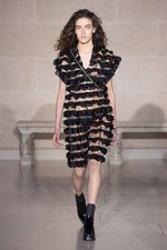 ルイ・ヴィトン 2017-18年秋冬コレクション - ルーブル美術館内で文化の融合を詩的に表現｜写真34