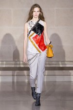 ルイ・ヴィトン 2017-18年秋冬コレクション - ルーブル美術館内で文化の融合を詩的に表現｜写真35