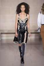 ルイ・ヴィトン 2017-18年秋冬コレクション - ルーブル美術館内で文化の融合を詩的に表現｜写真36