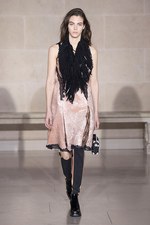 ルイ・ヴィトン 2017-18年秋冬コレクション - ルーブル美術館内で文化の融合を詩的に表現｜写真37