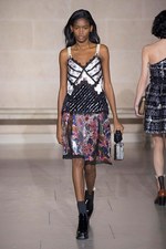 ルイ・ヴィトン 2017-18年秋冬コレクション - ルーブル美術館内で文化の融合を詩的に表現｜写真39