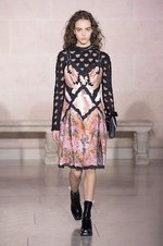 ルイ・ヴィトン 2017-18年秋冬コレクション - ルーブル美術館内で文化の融合を詩的に表現｜写真40