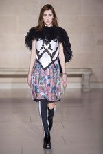 ルイ・ヴィトン 2017-18年秋冬コレクション - ルーブル美術館内で文化の融合を詩的に表現｜写真41