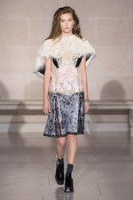 ルイ・ヴィトン 2017-18年秋冬コレクション - ルーブル美術館内で文化の融合を詩的に表現｜写真42