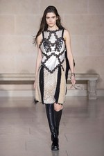 ルイ・ヴィトン 2017-18年秋冬コレクション - ルーブル美術館内で文化の融合を詩的に表現｜写真45