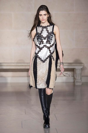ルイ・ヴィトン 2017-18年秋冬コレクション - ルーブル美術館内で文化 