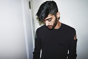 ヴェルサス ヴェルサーチの17年春夏ビジュアル、LAのホテルを舞台にジジ・ハディッドがゼインを撮影