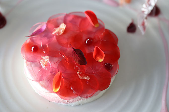 新宿ニュウマンのデザートバー「ジャニス・ウォン」春のデザートコース - アイスケーキに桜を添えて｜写真3