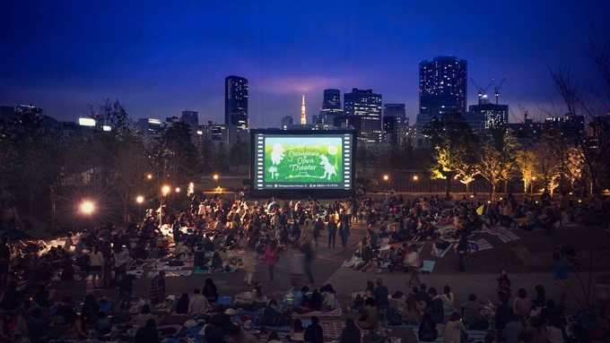 品川オープンシアターにて『ハムナプトラ』を野外無料上映 - 芝生の上で映画と夜景を楽しむ｜写真9