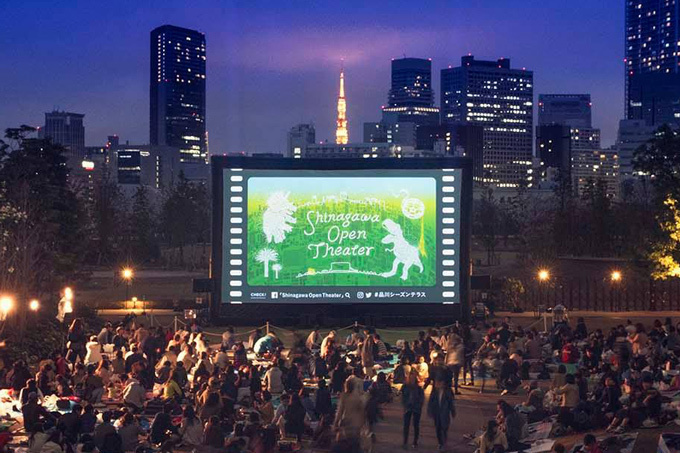 品川オープンシアターにて『ハムナプトラ』を野外無料上映 - 芝生の上で映画と夜景を楽しむ｜写真10