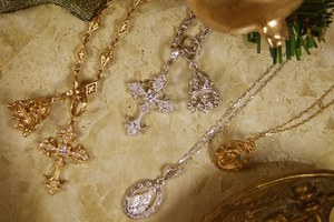 ローリー・ロドキンから聖母マリアをモチーフにしたネックレスセットがクリスマス限定で発売中