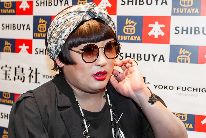 ロバート秋山扮するデザイナー「YOKO FUCHIGAMI」にインタビュー｜写真17