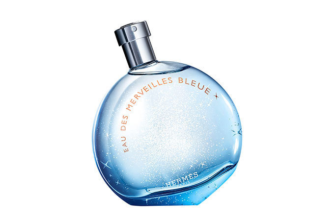 エルメスの新フレグランス「オー デ メルヴェイユ ブルー」海と天空を思わせるウッディーミネラルな香り - ファッションプレス