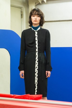 コトナ 2017-18年秋冬コレクション - モダンアートに包まれたフライトアテンダント｜写真10
