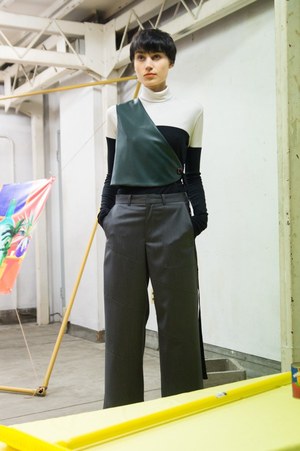 コトナ 2017-18年秋冬コレクション - モダンアートに包まれたフライトアテンダント｜写真11