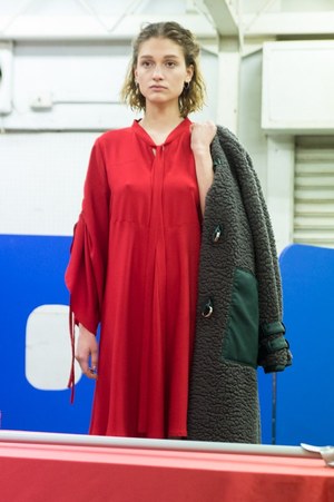 コトナ 2017-18年秋冬コレクション - モダンアートに包まれたフライトアテンダント｜写真16