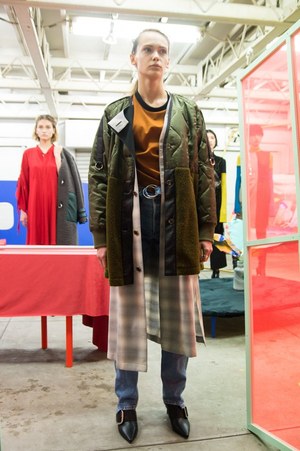 コトナ 2017-18年秋冬コレクション - モダンアートに包まれたフライトアテンダント｜写真18