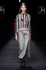 タエ アシダ 2017-18年秋冬コレクション - 輝く星々を多彩な素材に映して｜写真27