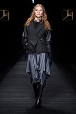 タエ アシダ 2017-18年秋冬コレクション - 輝く星々を多彩な素材に映して｜写真38