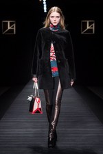 タエ アシダ 2017-18年秋冬コレクション - 輝く星々を多彩な素材に映して｜写真40