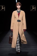 タエ アシダ 2017-18年秋冬コレクション - 輝く星々を多彩な素材に映して｜写真51