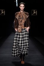 タエ アシダ 2017-18年秋冬コレクション - 輝く星々を多彩な素材に映して｜写真53