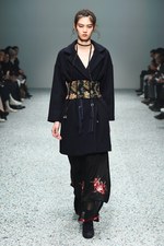 ファイブノット 2017-18年秋冬コレクション - 旅の思い出を豊かなファブリックに溶け込ませて｜写真24