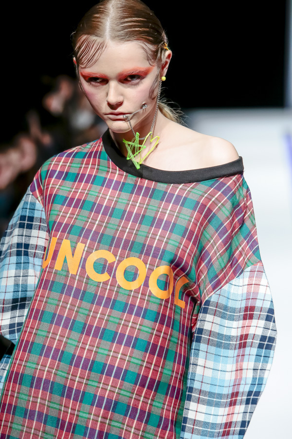 タイ発・ラララブが東京に、2017-18年秋冬コレクションを発表 - 伝統織物をファンキーに昇華｜写真15