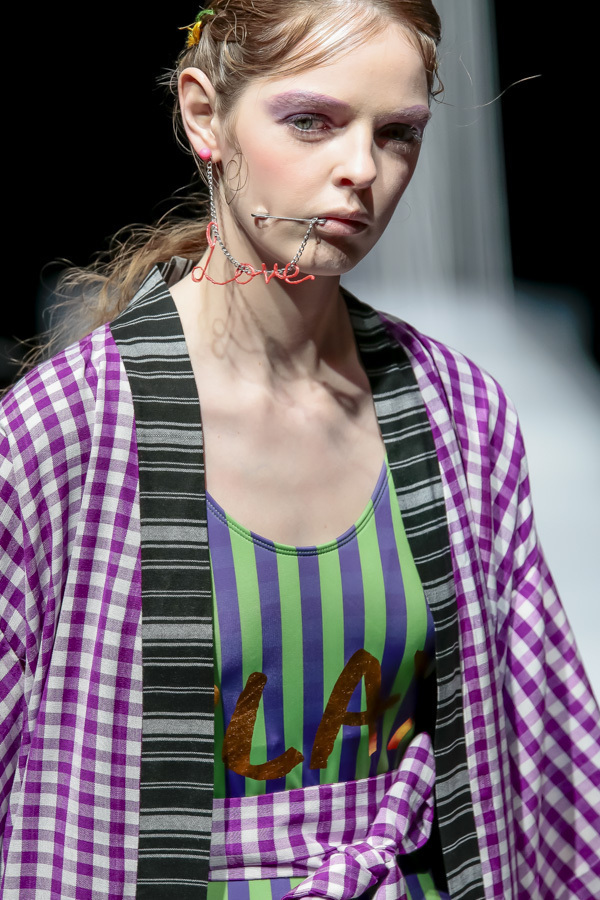 タイ発・ラララブが東京に、2017-18年秋冬コレクションを発表 - 伝統織物をファンキーに昇華｜写真24