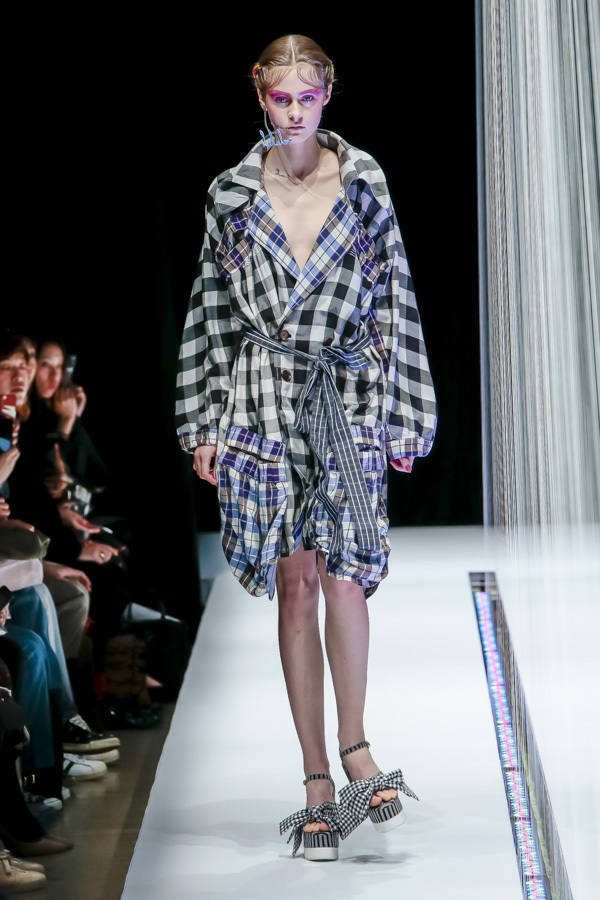 タイ発・ラララブが東京に、2017-18年秋冬コレクションを発表 - 伝統織物をファンキーに昇華｜写真42