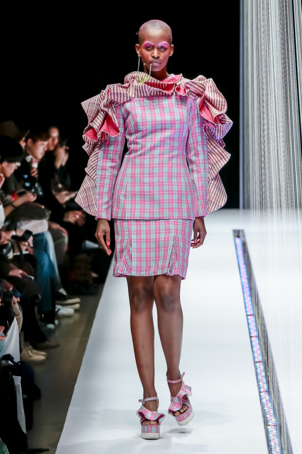 タイ発・ラララブが東京に、2017-18年秋冬コレクションを発表 - 伝統織物をファンキーに昇華｜写真46