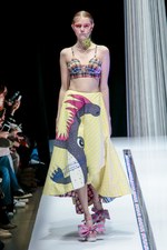 タイ発・ラララブが東京に、2017-18年秋冬コレクションを発表 - 伝統織物をファンキーに昇華｜写真1