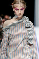 タイ発・ラララブが東京に、2017-18年秋冬コレクションを発表 - 伝統織物をファンキーに昇華｜写真10