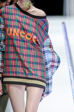 タイ発・ラララブが東京に、2017-18年秋冬コレクションを発表 - 伝統織物をファンキーに昇華｜写真14