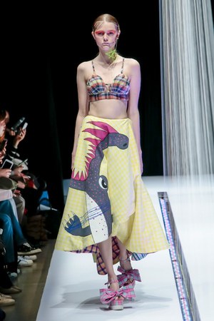 タイ発・ラララブが東京に、2017-18年秋冬コレクションを発表 - 伝統織物をファンキーに昇華|写真1