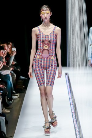 タイ発・ラララブが東京に、2017-18年秋冬コレクションを発表 - 伝統織物をファンキーに昇華|写真21