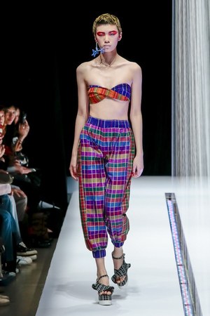 タイ発・ラララブが東京に、2017-18年秋冬コレクションを発表 - 伝統織物をファンキーに昇華|写真30