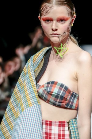 タイ発・ラララブが東京に、2017-18年秋冬コレクションを発表 - 伝統織物をファンキーに昇華|写真32