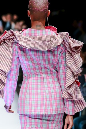 タイ発・ラララブが東京に、2017-18年秋冬コレクションを発表 - 伝統織物をファンキーに昇華|写真47