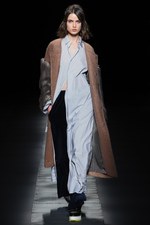 ウジョー 2017-18秋冬コレクション - レイヤードが紡ぐ、暖かく軽やかな美｜写真1